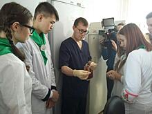 В Новом Уренгое транспортные полицейские приняли участие в акции накануне Национального дня донора