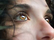 Офтальмолог Комарова объяснила, почему могут слезиться глаза