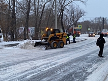 В Челябинске снег убирают более 200 рабочих и спецтехника