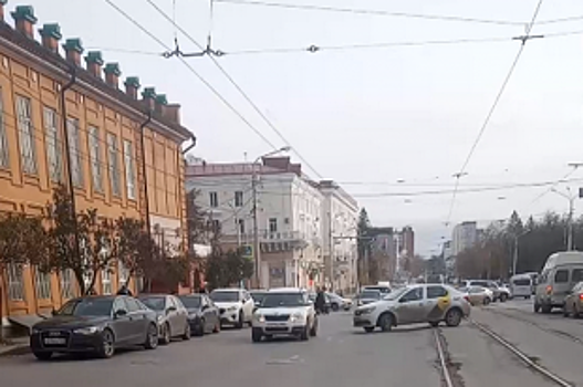 Член СПЧ Башкирии возмутилась трамвайной остановкой посреди проезжей части