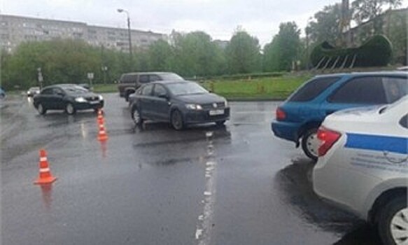 В Череповце на кольцевом перекрестке столкнулись иномарки, есть пострадавший