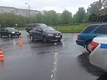 В Череповце на кольцевом перекрестке столкнулись иномарки, есть пострадавший