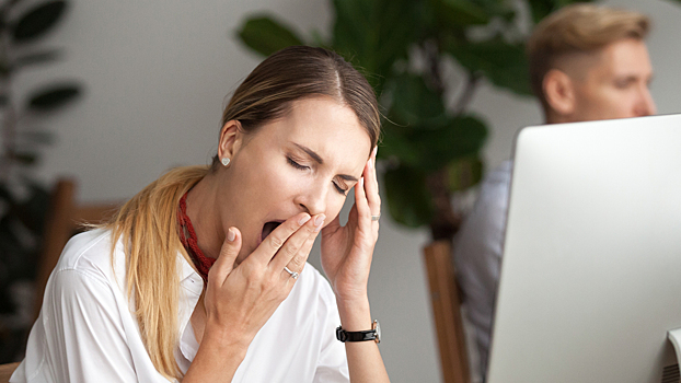 Эксперт назвал способы побороть сон на работе без кофе и таблеток