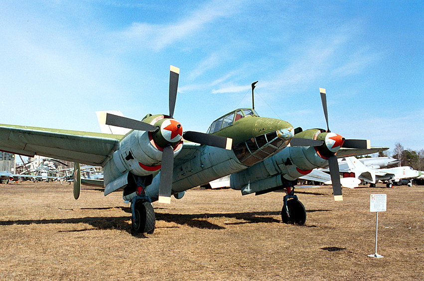 Ту-2 – фронтовой бомбардировщик Великой Отечественной войны. Несмотря на то, что массовое производство самолета удалось наладить лишь 1943-44 году по совокупности лётно-технических характеристик, технологичности производства, соотношению боевых потерь машина входит в список лучших бомбардировщиков того периода
