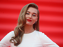 Асмус обнаружила себя на надгробии