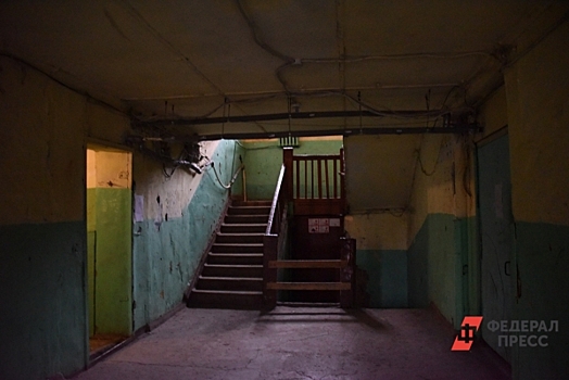 Жители дома в Петрозаводске бьют тревогу из-за обрушения лестничного пролета