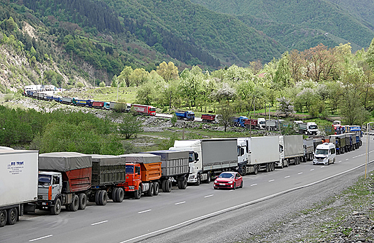 Дальнобойщики жалуются на огромную пробку на границе с Грузией
