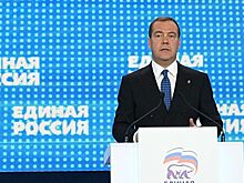 Медведев призвал провести работу по паспортизации воинских захоронений