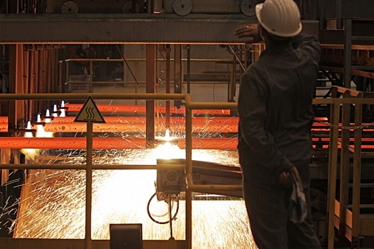 Суд отменил лишение работника премии за уход из цеха во время жары