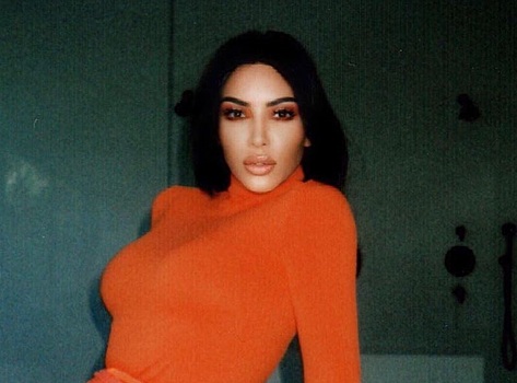 Огненный макияж глаз и неоновая юбка: Ким Кардашьян показала, как носить total orange