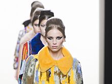 Платья в стиле поп-арт и кутюрные меха в новой коллекции Fendi