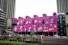 Центр искусств в Лондоне обернули в пурпурную ткань