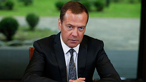 Медведев считает курс рубля устойчивым