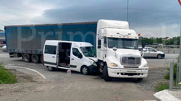 Во Владивостоке автобус столкнулся с большегрузом, есть пострадавшие