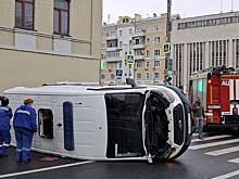 Скорая помощь перевернулась после столкновения с военным автобусом в Москве