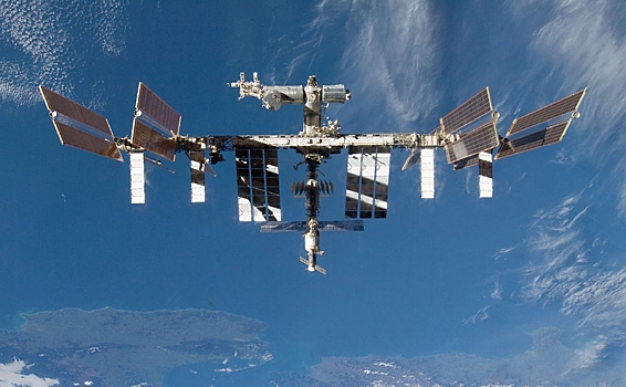 Орбиту МКС подняли почти на два километра