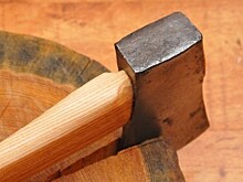 Таксист ударил пассажира топором