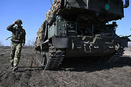 На Ямале семье участника СВО подарили набор для строительства чума