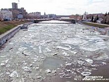 В центре Омска мужчина провалился под лед