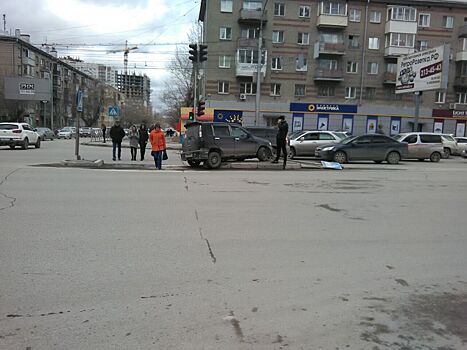 Машина снесла знак и застряла на островке безопасности на улице Гоголя