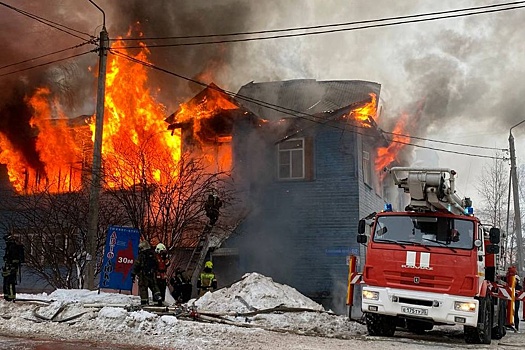 В Вологде полностью сгорел дом, где жили более 30 человек