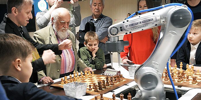 Шахматный робот повредил палец мальчику на турнире в Москве