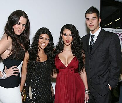 Редкое фото: брат Кардашьян на ужине с сестрами