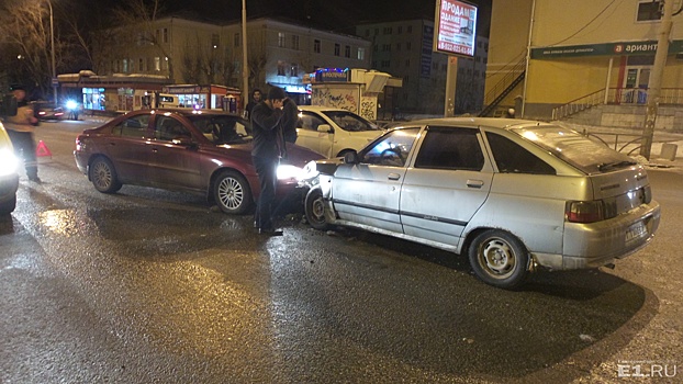 На 8 Марта «двенадцатая» врезалась в Renault, а затем отлетела на стоящую поблизости Volvo