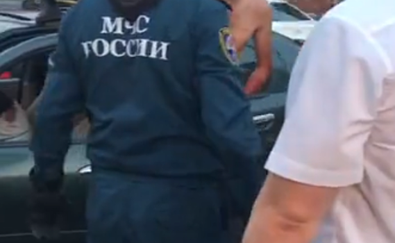 Пьяный виновник аварии в Краснодаре устроил разборку с МЧС. Видео