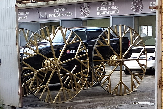 Видео: Lada Priora превратили в карету с 72-дюймовыми колёсами