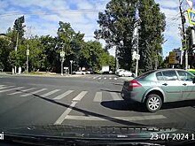 В Пензе припаркованная машина выехала на зебру и снесла забор