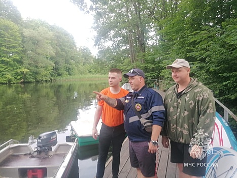 Пловец запутался в водорослях