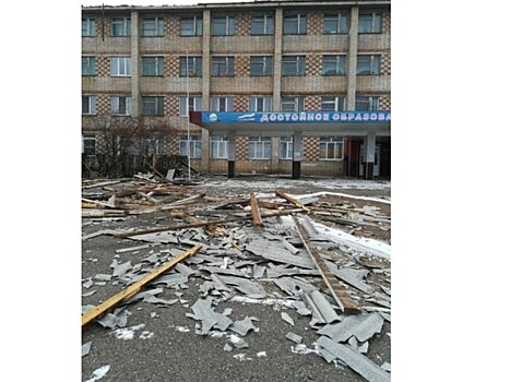 Ветром сорвало крышу Агарного института в Чите