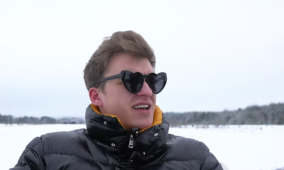  «Они приехали, заплатили деньги, наклеили на вертолет наклейку с надписью "Мороз", прикрепили на внешней подвеске Mercedes, и вертолет поднялся в воздух», - цитирует издание слова сотрудника аэропорта.