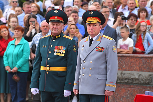 Командующий войсками ЦВО поздравил выпускников Екатеринбургского суворовского военного училища