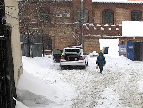 Неизвестный на авто сбил женщину во дворе на ул. Самарской