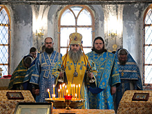 Курганские VIP пришли в старинный храм, где 100 лет не было службы