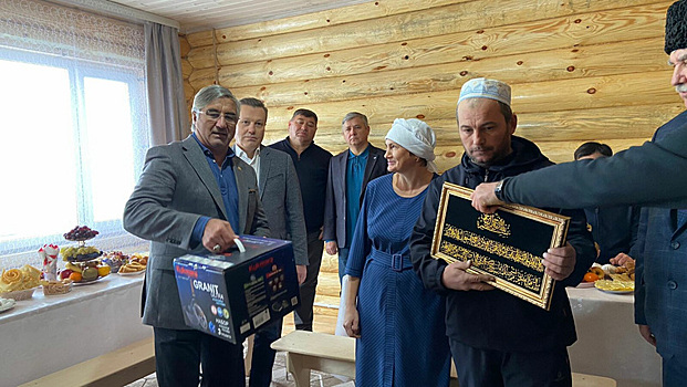 Вице-премьер Татарстана приехал к курганским погорельцам на новоселье