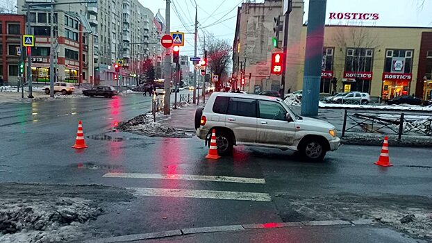Утром в центре Саратова 23-летний водитель внедорожника сбил пожилую женщину