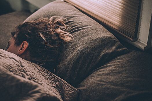 Врач перечислила опасные причины холодного пота во время сна