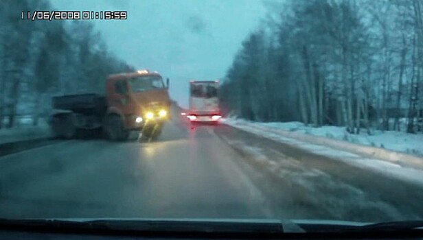 "В рубашке родились": легковушка чудом не угодила под колеса грузовика в Удмуртии