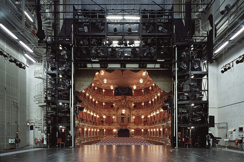 Вид на сцену театра из-за кулис.