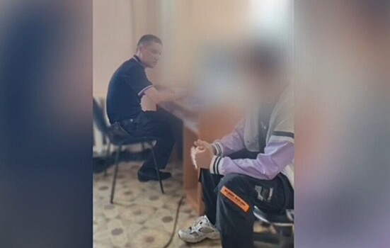 В Оренбурге задержали юношу, который регулярно выламывал дверь в подъезде