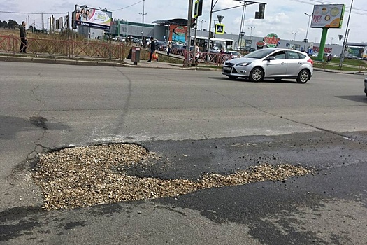 Ярославские водители взялись за лопаты: глубокую яму в Заволжском районе засыпали гравием
