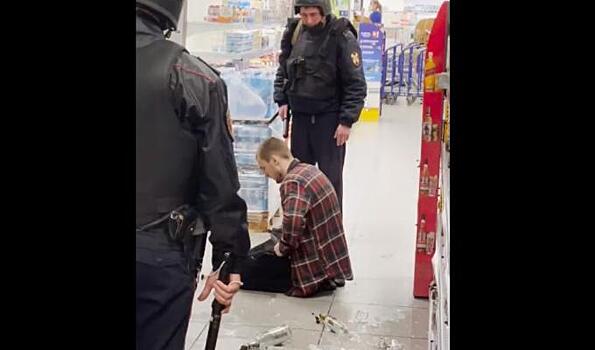 Покупатель «Ленты» в Новосибирске молил полицию о смерти