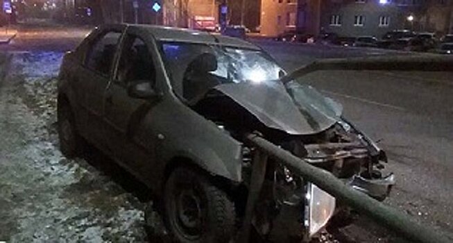 Пьяная автолюбительница врезалась в дорожное ограждение. Видео