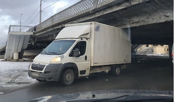 Под Эстакадным мостом в Калининграде застрял грузовик