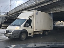 Под Эстакадным мостом в Калининграде застрял грузовик