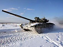 В Кемеровской области танкисты ЦВО учились обходным маневрам с заходом в тыл противника