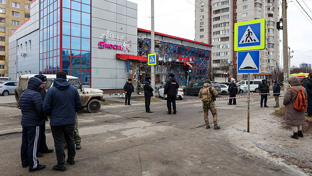 Торговый центр, в котором находятся магазин "Магнит" и аптека, поврежденный в результате ракетной атаки со стороны ВСУ по Белгороду